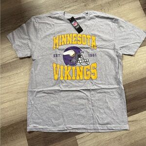 Junk Food - Team Helmet Minnesota Vikings Short Sleeve Football Fan Shirt XL NWT